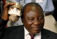 LAV-i asepresident Cyril Ramaphos võrdleb Homo naledi kolpa enda peaga.