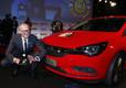 Genfi autonäitus: Opel Gruoi juht poseerib aasta autoks valitud Opel Astra ees.