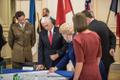 Вице-президент США Майк Пенс принял участие в построении размещенных в Эстонии военнослужащих НАТО и эстонских военных.
