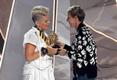 Pink võtmas vastu Michael Jacksoni videoauhinda Ellen DeGeneresilt