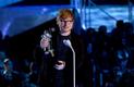 Ed Sheeran aasta artisti auhinda vastu võtmas