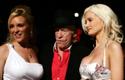 Hugh Hefner oma toonaste tüdruksõprade Bridget Marquardti ja Holly Madisoniga 2006. aastal oma 80. sünnipäeval.