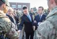 Ратас, Мэй и Макрон посетили военный городок в Тапа