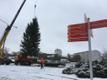 В Раквере установили традиционную рождественскую ель, искусственную доделывают