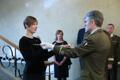 President andis kaitseväe liputoimkonnale paraadiks üle sümboolse mõõga
