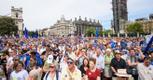В центре Лондона протестующие требуют народного референдума по условиям соглашения по брекситу.