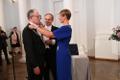 President Kersti Kaljulaid panemas rektor Toomas Asserile kaela ametiraha.