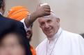 Paavst Franciscus poseerimas Vatikanis sikhismi usku kuuluva mehega.