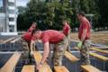 Военнослужащие из Великобритании помогли подготовить Певческое поле к Празднику песни и танца.