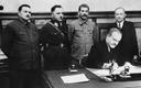 2. detsembril 1939 allkirjastati Moskvas NSV Liidu ja nn Soome Demokraatliku Vabariigi valitsuse vaheline vastastikuse abistamise ja sõpruse leping. Vasakult: Andrei Ždanov, Kliment Vorošilov, Jossif Stalin, Vjatšeslav Molotov, Otto Kuusinen.