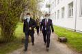 Jüri Ratas kohtus Saaremaa haigla  ravijuhi Edward Laanega