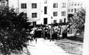 Rühm Nõukogude-meelseid Tallinnas Raua tänava koolimaja kui Sidepataljoni uue ajutise kodu lähistel. Foto tegi koolimaja aknast üks sidepataljoni võitlejaist Endel Kirs. 21. juuni 1940.