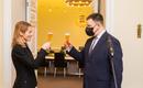 Jüri Ratas andis peaministriameti üle Kaja Kallasele. Klaasides on eestimaine alkoholivaba siider.