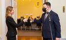 Jüri Ratas andis peaministriameti üle Kaja Kallasele. Klaasides on eestimaine alkoholivaba siider.