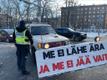 Politsei kontrollib meeleavaldusele suunduvaid sõidukeid.
