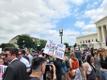 Протестующие перед зданием Верховного суда США.