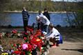 Нарвитяне возлагают цветы к несуществующим памятникам.