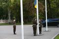 В честь Дня независимости Украины перед президентским дворцом подняли украинский флаг.