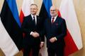 Visiidi paraadfoto jaoks poseerivad Eesti presidend Alar Karis ja Poola president Andrzej Duda.