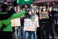 Участники акции выразили свою позицию с помощью флагов и плакатов.