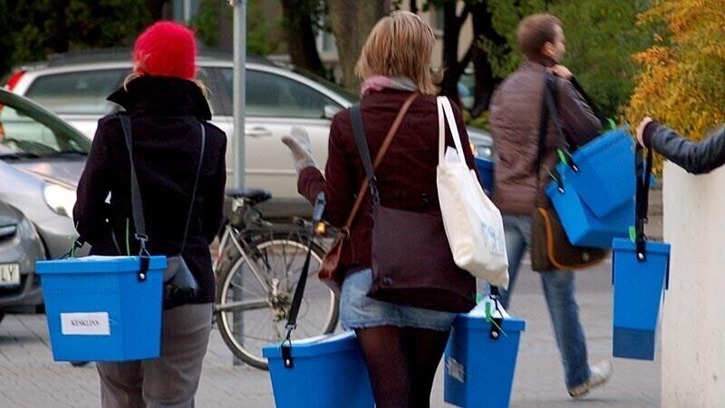 Youth Council volunteers during the previous simulated elections, 2009