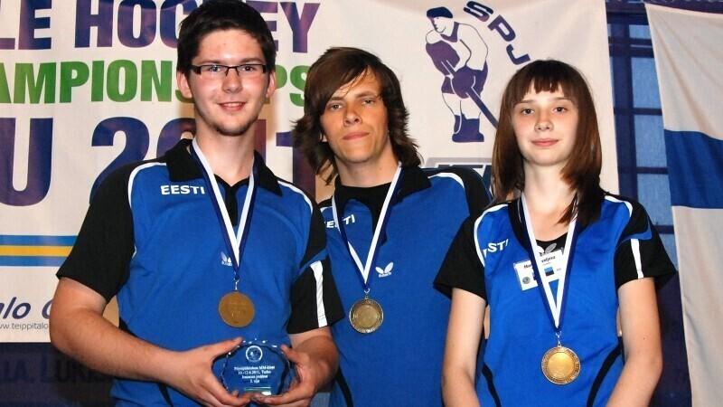 Эстонские юниоры с медалями.