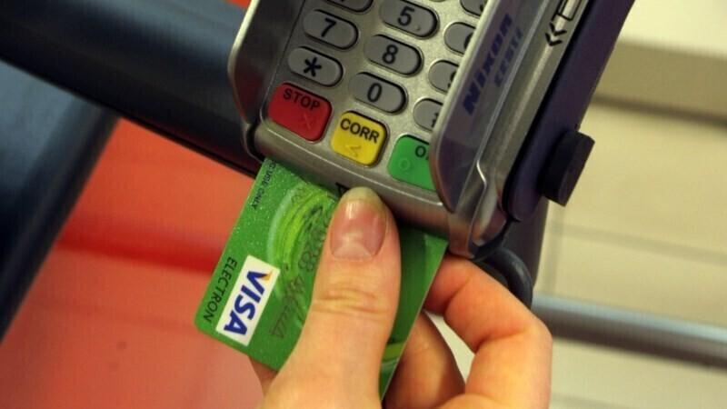 Народ предпочитает платить карточкой.