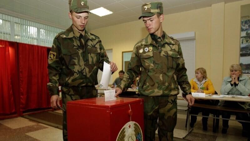 Белорусские военнослужащие отдают голоса на выборах в парламент. 23 сентября 2012.