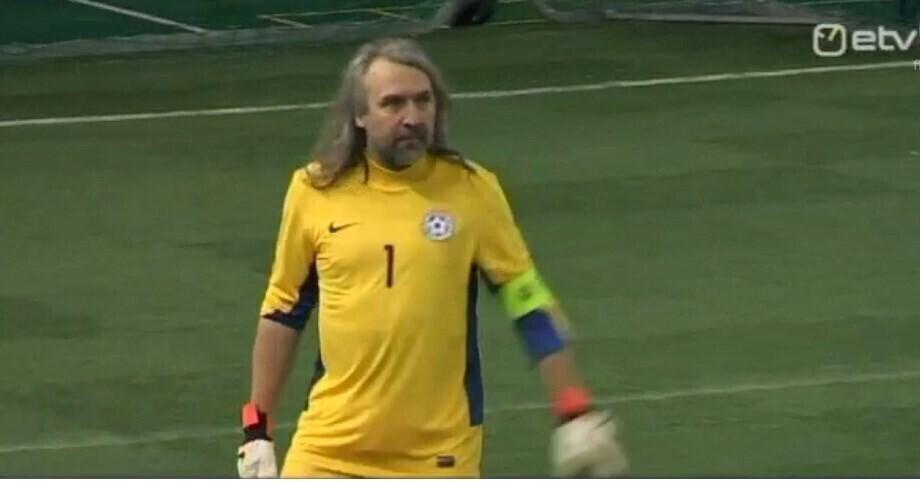 Президент ЭФС Айвар Похлак cыграл на позиции вратаря.