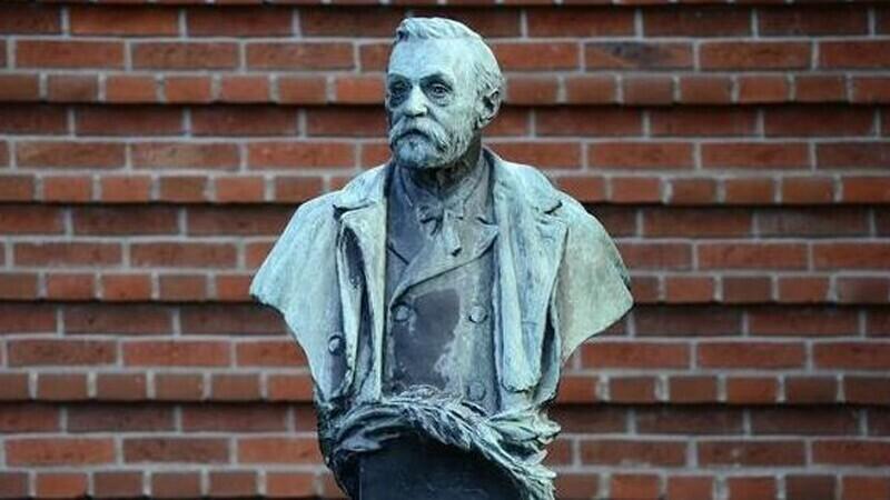 Alfred Nobeli skulptuur Stockholmis Karolinska instituudi ees.