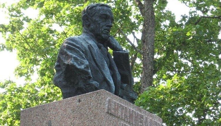 Tammsaare monument Albu vallas.