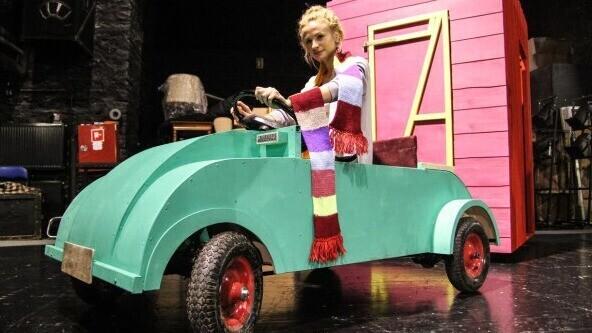 Lavastaja Elina Pähklimägi hobuse salliga