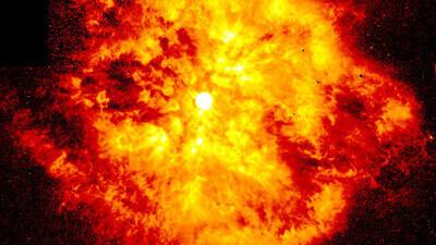 Supernoova jäänus, taustal Wolf–Rayet'i täht. Wikimedia Commons