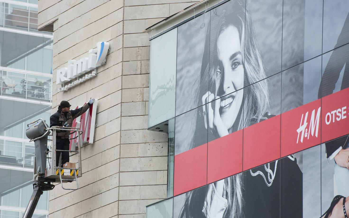 Shopping mall signs for Rimi and H&M.