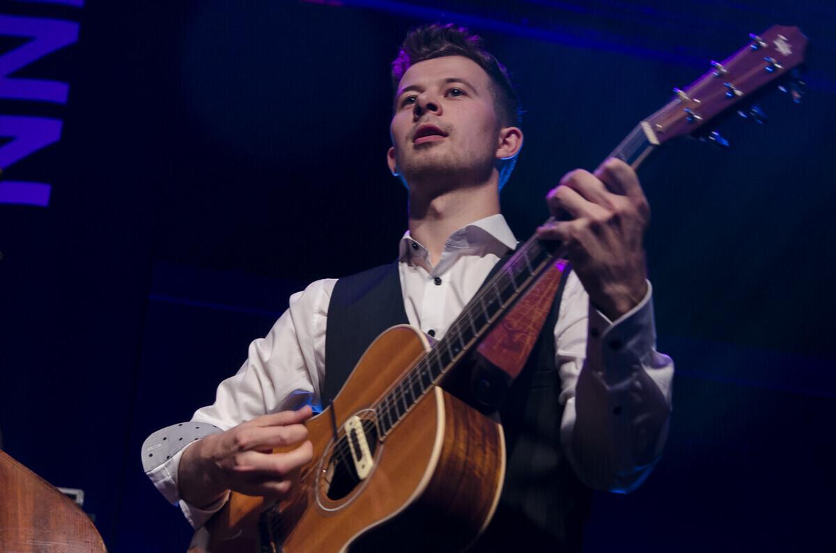 Curly Strings/Jalmar Vabarna