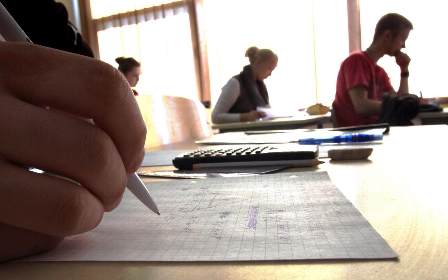 Matemaatikaülesannete lahendamine eksamil.