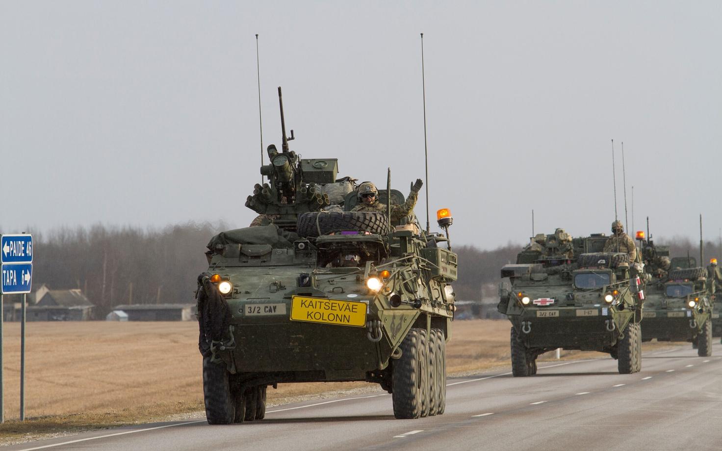 Колонна военной техники на дорогах Эстонии. Иллюстративная фотография.