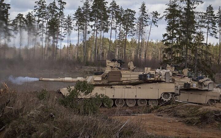 Американский танк M1A2 Abrams на центральном полигоне в Эстонии.