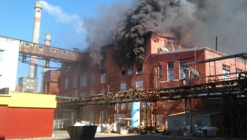 Фотографии с территории завода Molycorp Silmet, где 9 июня сгорел производственный цех.