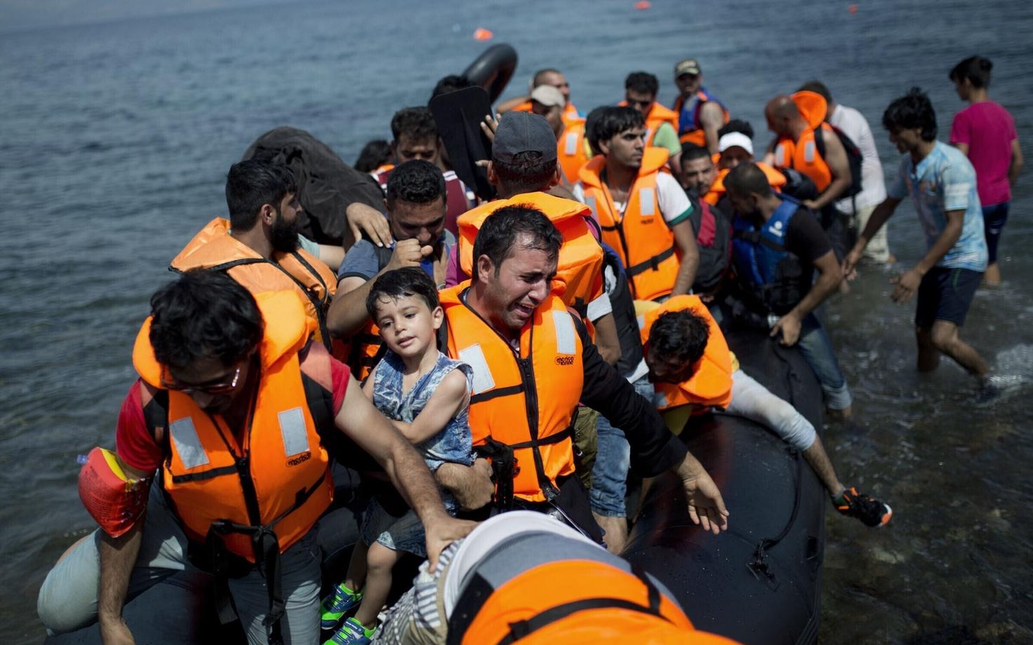 Мигранты стремятся на остров Лесбос, чтобы попасть из Турции в Европу.