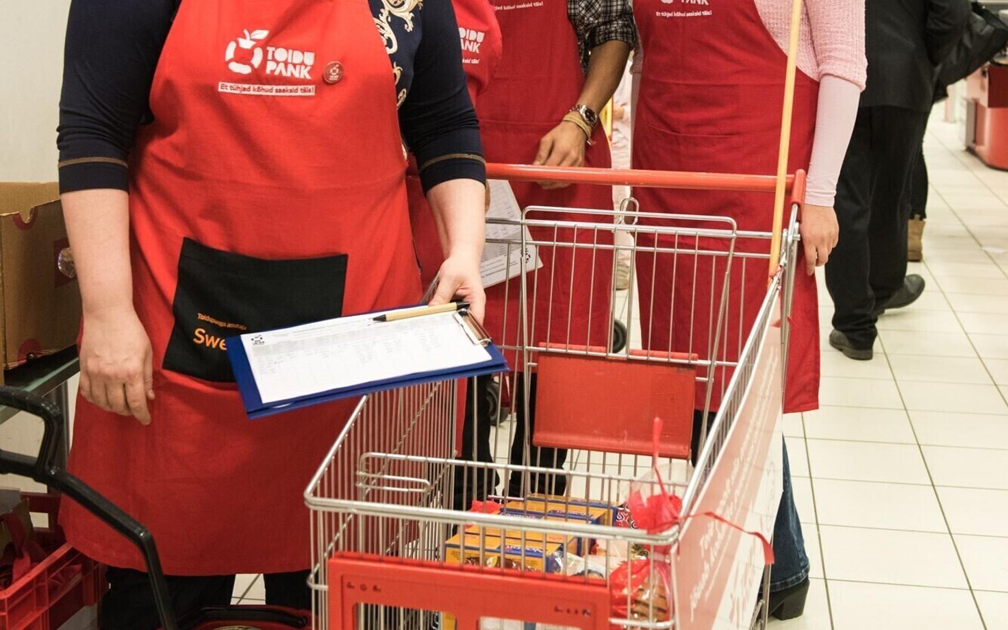 Акция продуктового банка в магазине Rimi в здании бывшего Главпочтамта в Таллинне.