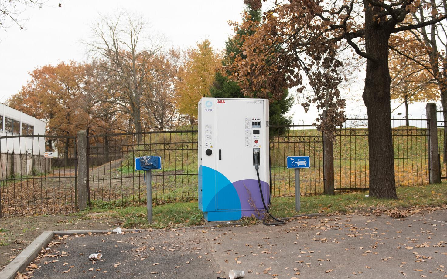 Станция зарядки электромобилей.