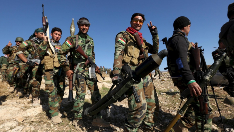 Бойцы курдского ополчения в освобожденном от ИГ районе Синджар в Ираке, 13.11.2015.