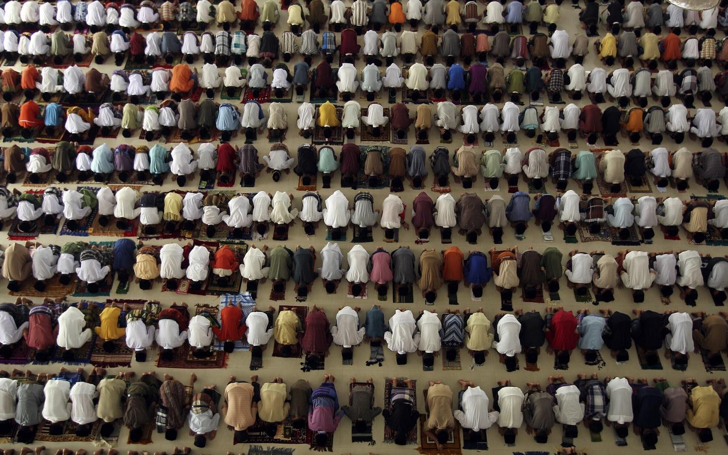 Noored moslemid palvetamas Põhja-Sumatra internaatkooli mošees