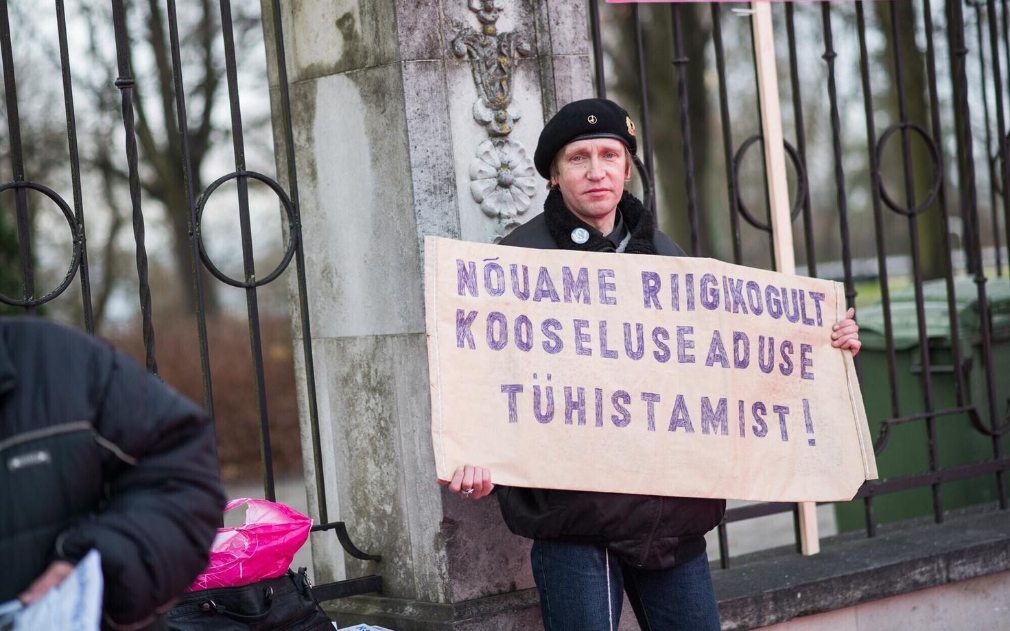 Пикет против принятия положений о применении Закона о сожительстве.