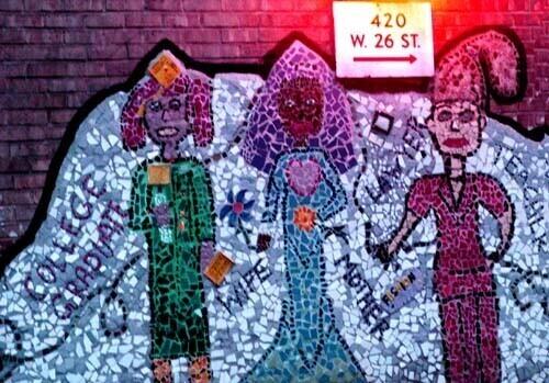 Näiteks heledanahaliseks naissoost eestlaseks olemine Eesti ühiskonnas on kahtlemata privileeg, aga kui eestlaseks olemine kahtluse alla seatakse, kuna mõne inimese meelest on keel “normist erineva hääldusviisiga”, ei ole privileeg enam privileeg.