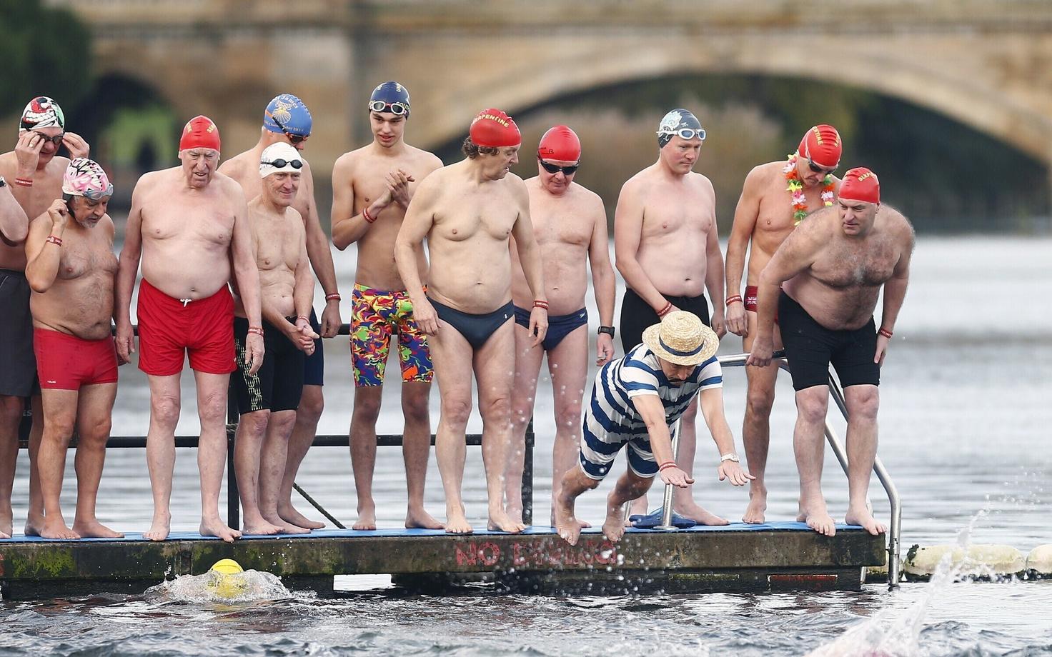 Serpentine Clubi ujujad valmistuvad iga-aastaseks vettehüppeks Londoni Hyde Parki Serpentine'i jõe kaldal.