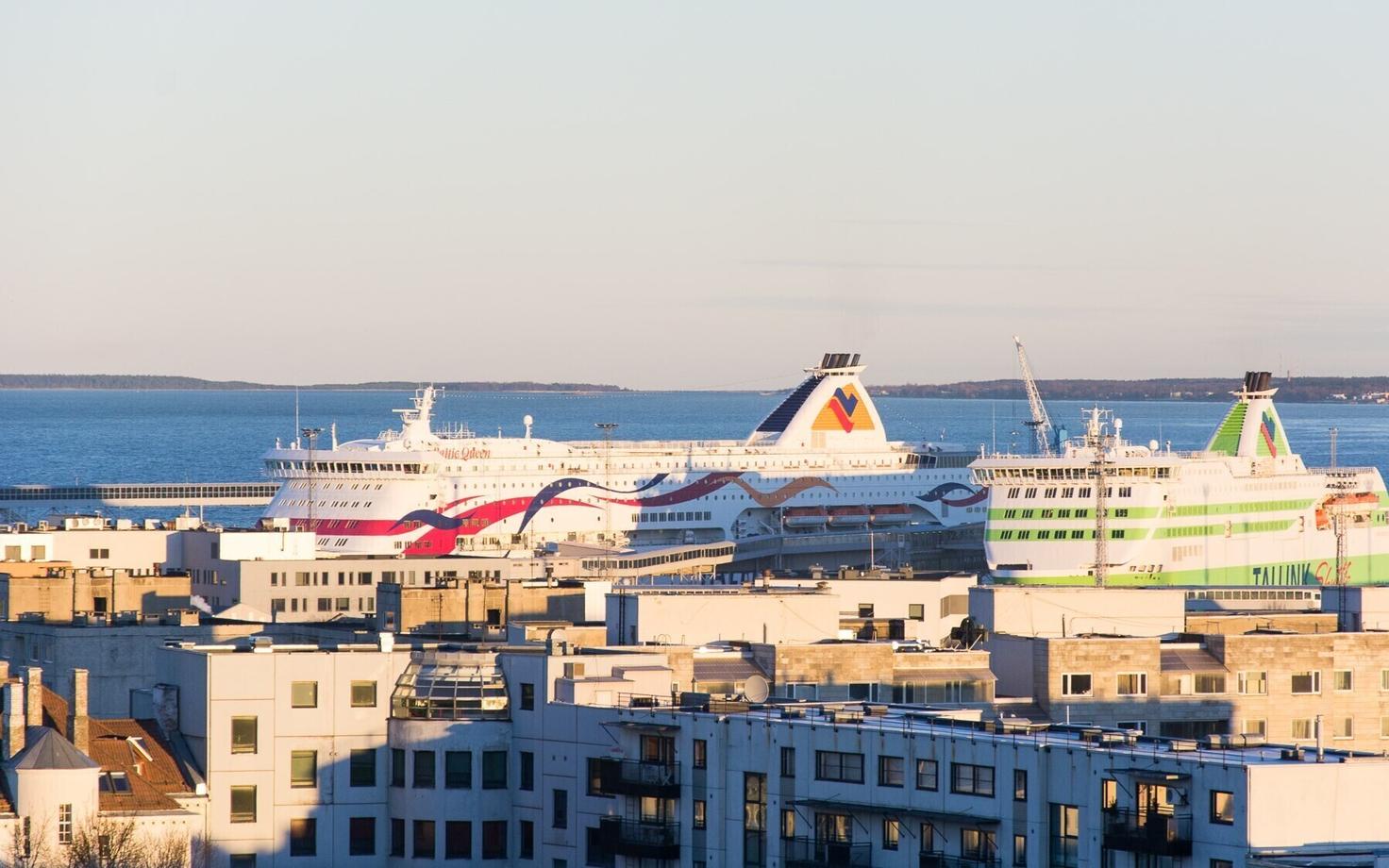 Паромы в Таллиннском порту.
