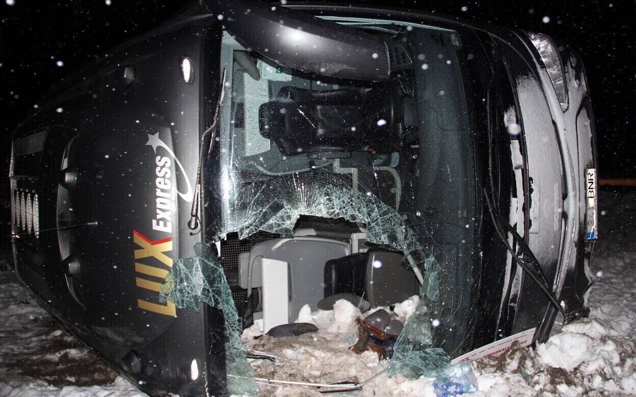 Lux Expressi bussid sattusid Ida-Virumaal kahte järjestikusse ränka õnnetusse.