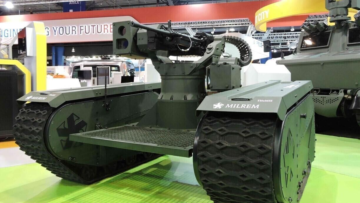 Боевой робот-трансформер.